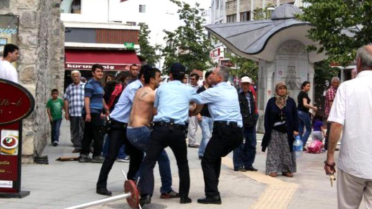 Kuzenler Mısır Tezgahı İçin Kavga Etti