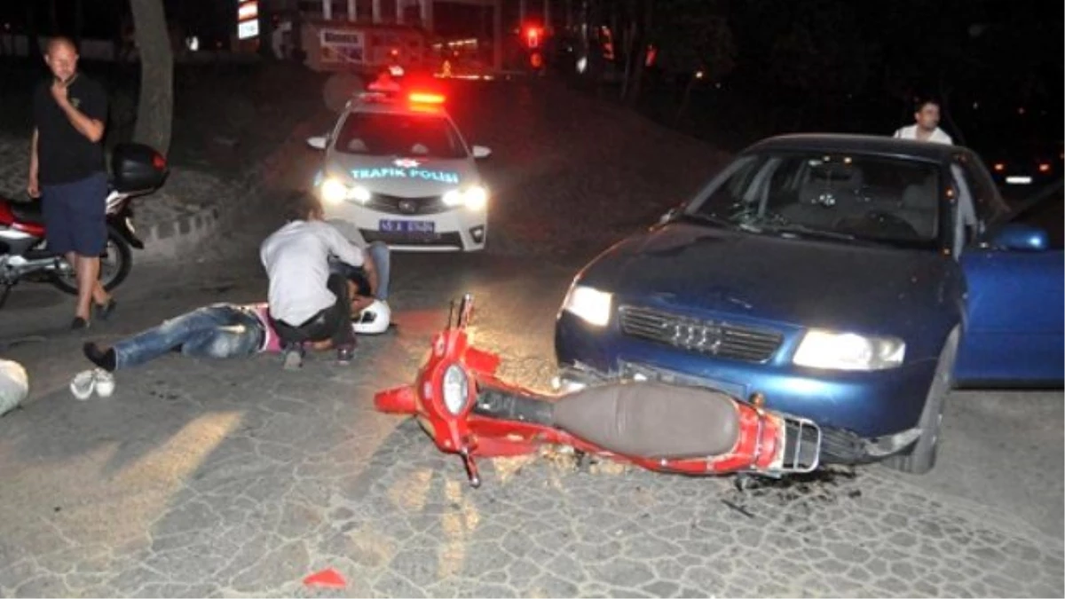 Manisa\'da Otomobille Motosiklet Çarpıştı: 2 Yaralı