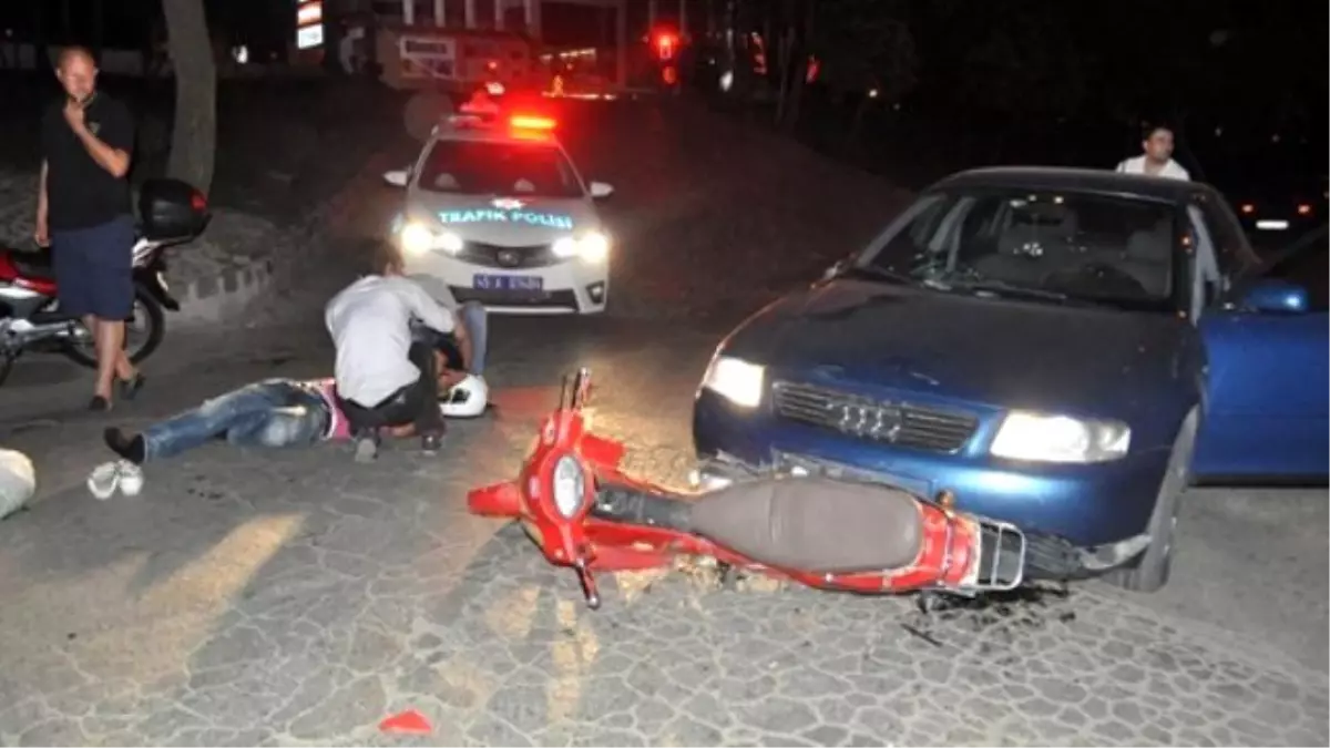 Manisa'da Otomobille Motosiklet Çarpıştı: 2 Yaralı