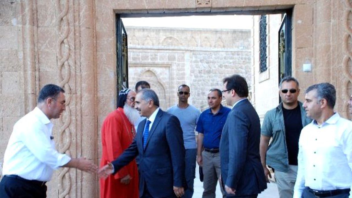 Mardin Valisi Koçak, Bin 618 Yıllık Mor Gabriel Manastırını Ziyaret Etti