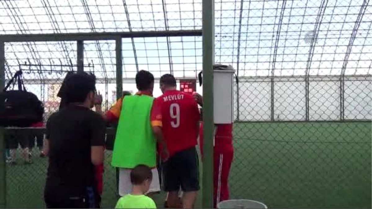 Milli Futbolcu Mevlüt Erdinç\'ten Yetim Çocuklara Moral