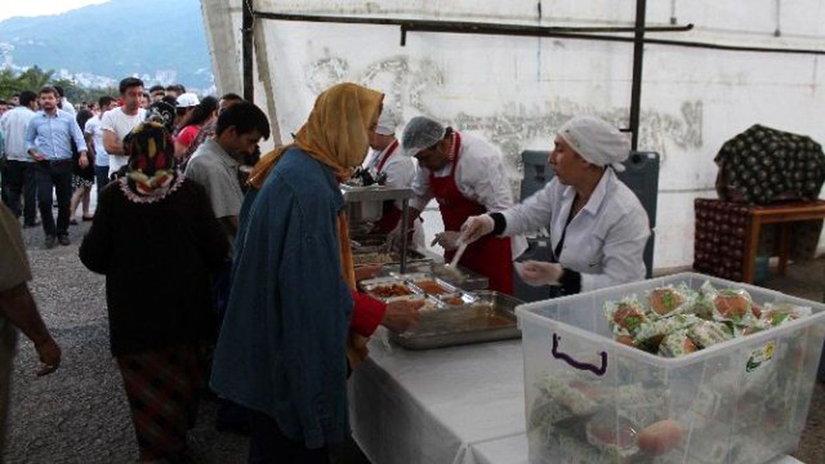 Ordu\'da Bin 500 Kişi İlk İftarını Çadırda Açtı