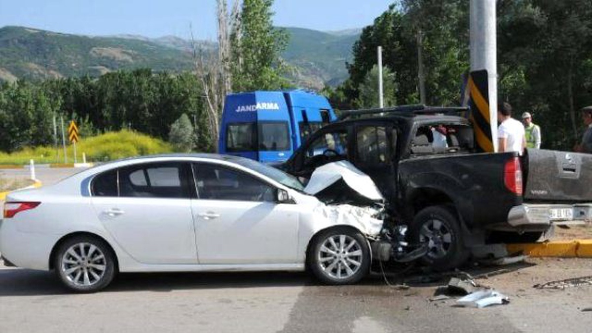 Otomobil Kamyonet Çarpıştı: 2 Yaralı