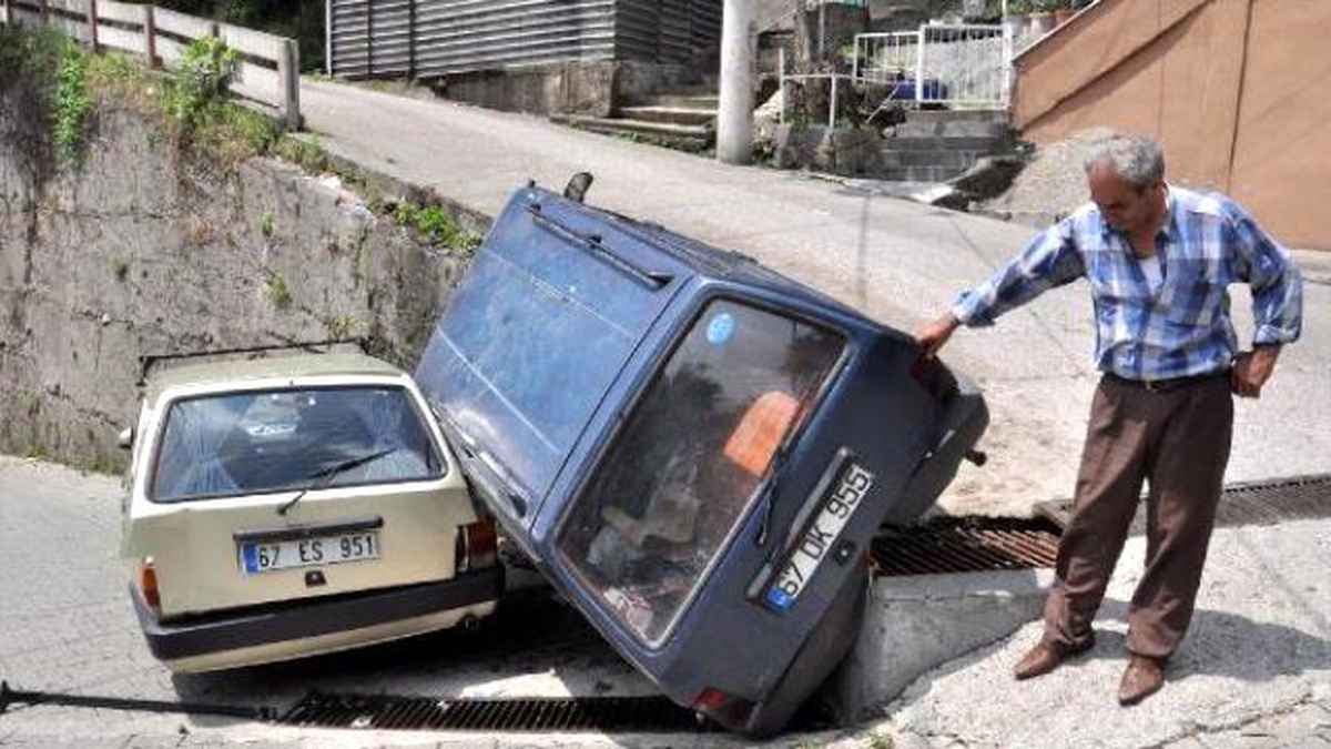 Otomobil Park Halindeki Otomobilin Üzerine Devrildi