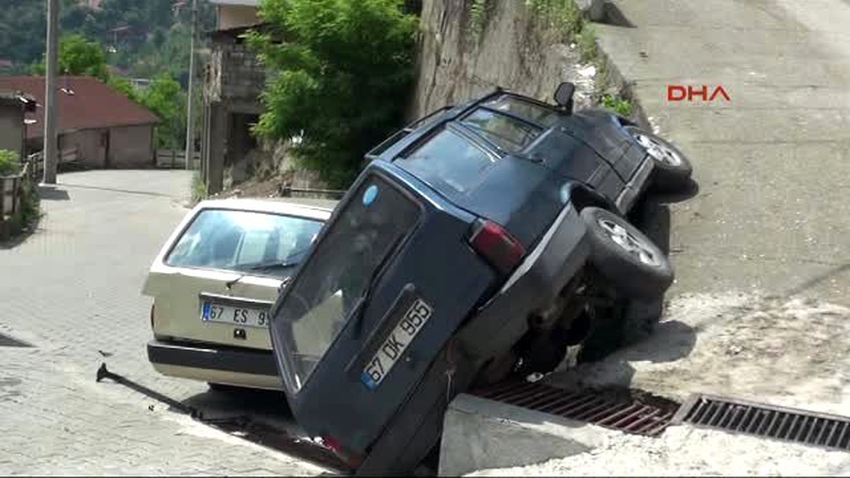 Otomobil Park Halindeki Otomobilin Üzerine Devrildi