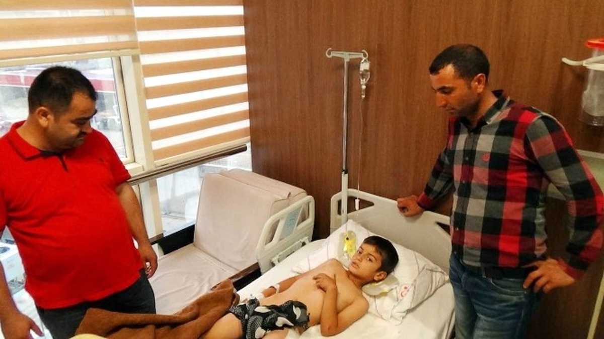 Otomobiliyle Çarptığı Çocuğu Okulun Önüne Bırakıp Kaçtı