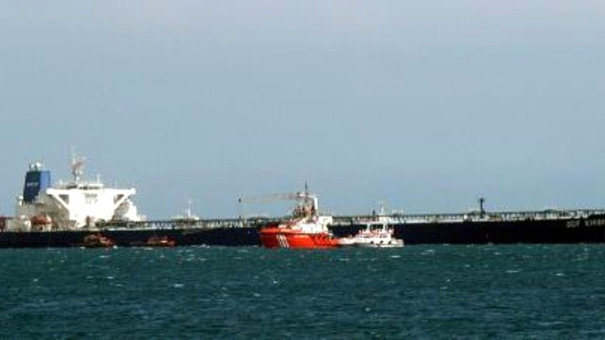 Petrol Yüklü Tanker Ahırkapı Açıklarında Karaya Oturdu (3)