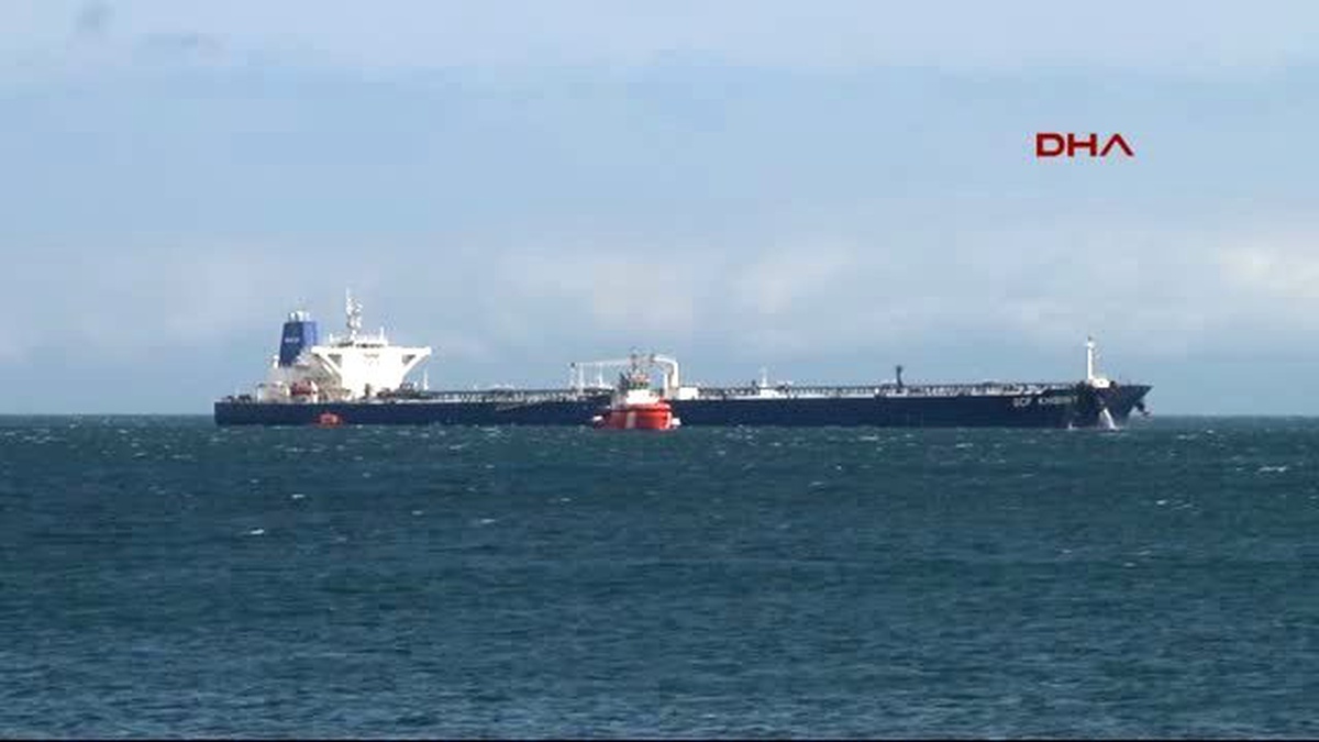 Petrol Yüklü Tanker Ahırkapı Açıklarında Karaya Oturdu
