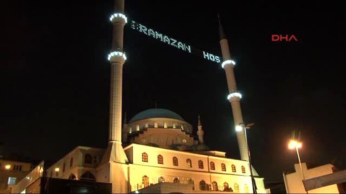 İstanbul\'da Ramazan Davulcuları Vatandaşları İlk Sahura Kaldırdı