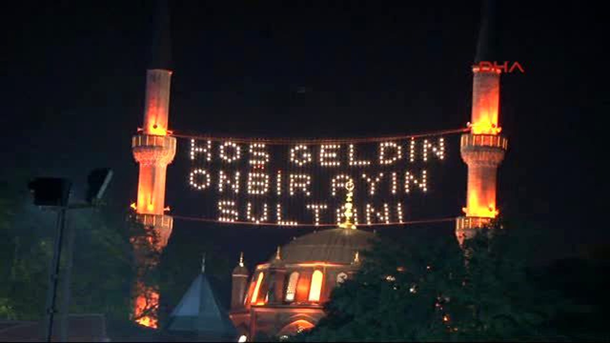 İstanbul\'da Ramazan Davulcuları Vatandaşları İlk Sahura Kaldırdı