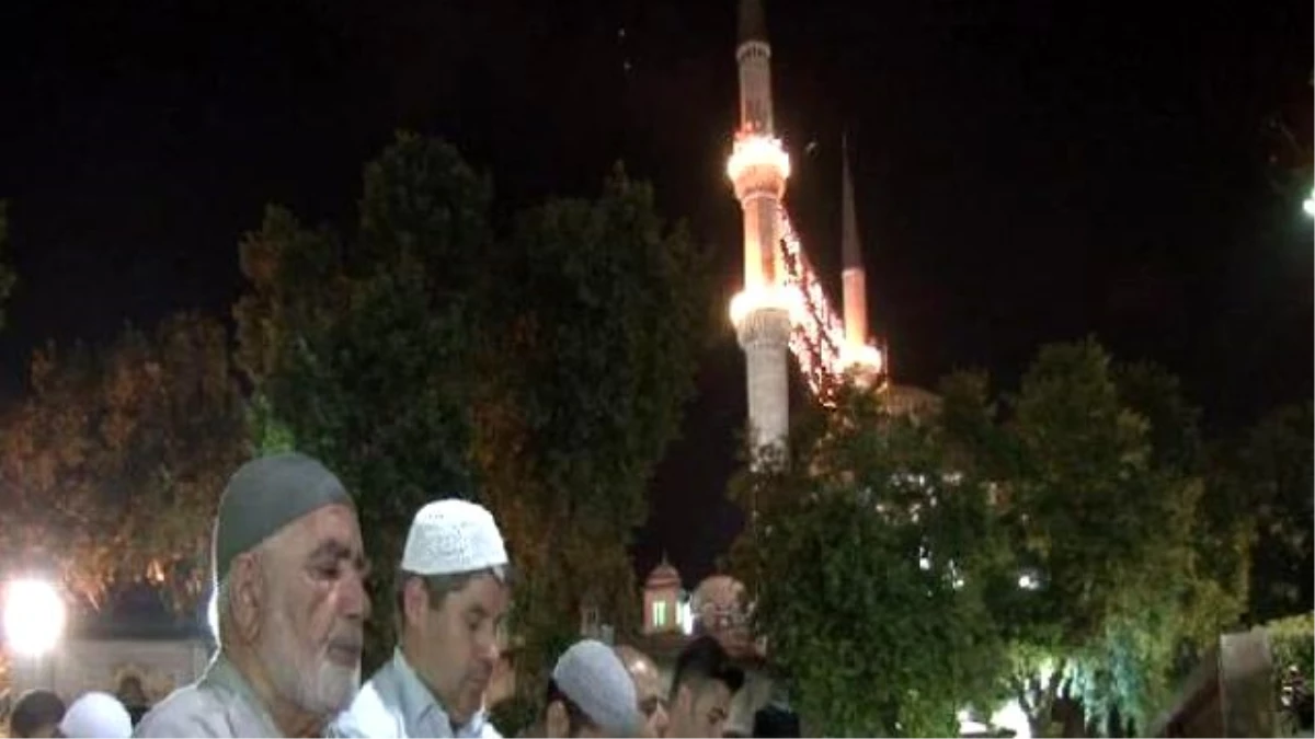 Ramazan Geldi, İlk Teravih Namazı Kılındı