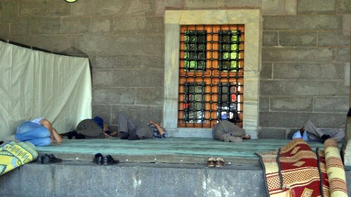 Ramazan\'ın İlk Gününde Sıcaktan Bunaldılar Cami ve Parklarda Uyudular