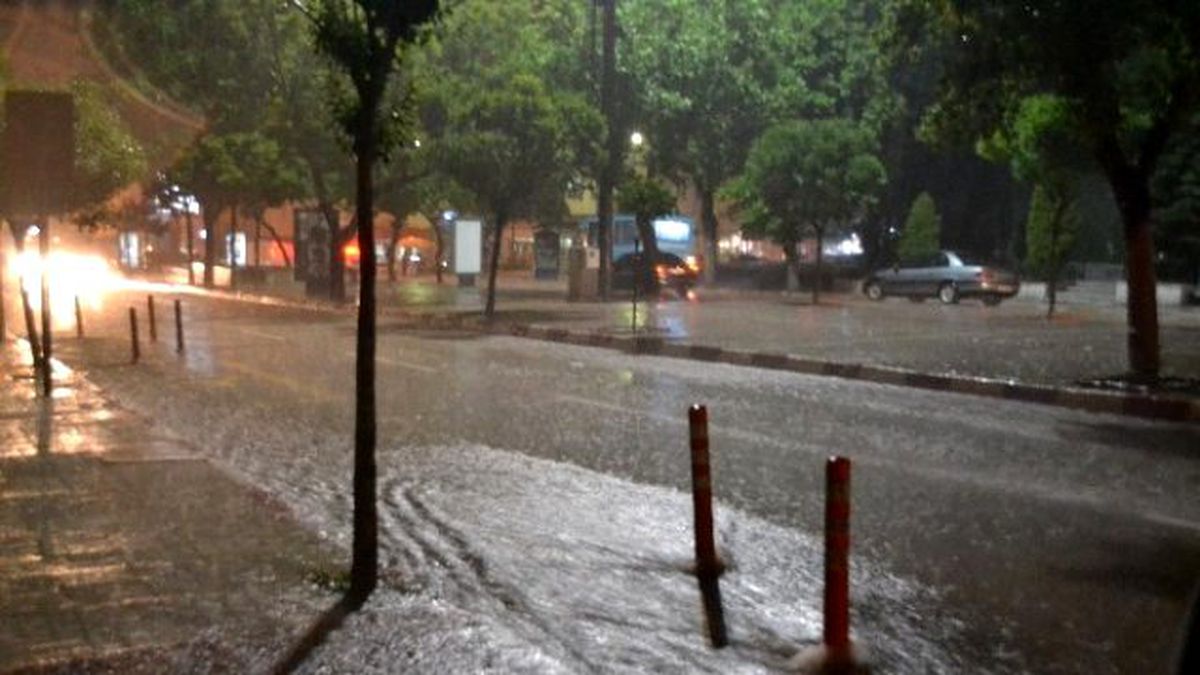 Sağanak Yağış, 15 Dakikada Yolları Göle Çevirdi