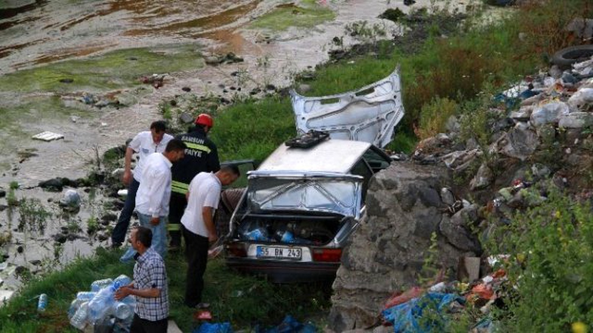 Samsun\'da Otomobil Dereye Uçtu: 1 Yaralı