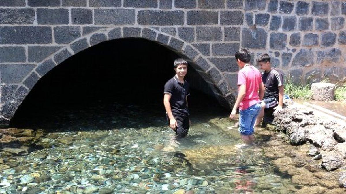 Sıcaklardan Bulanan Çocuklar Süs Havuzlarını Doldurdu