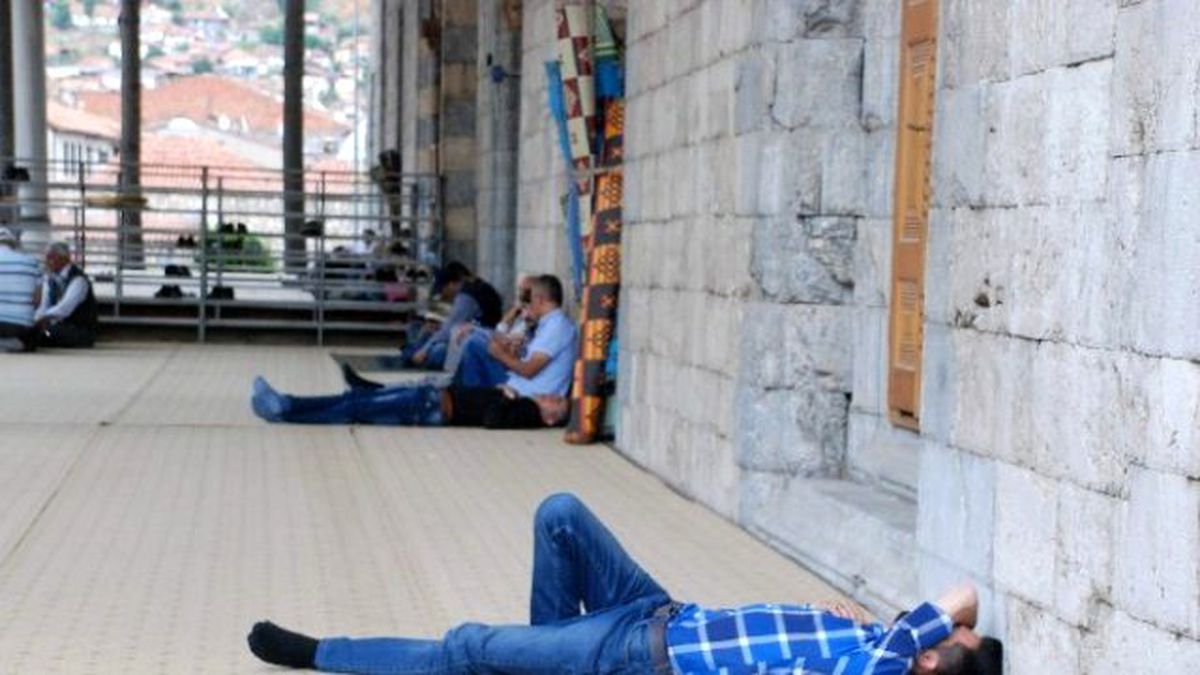 Sıcaktan Bunalanlar Cami Avlusunda Şekerleme Yaptı