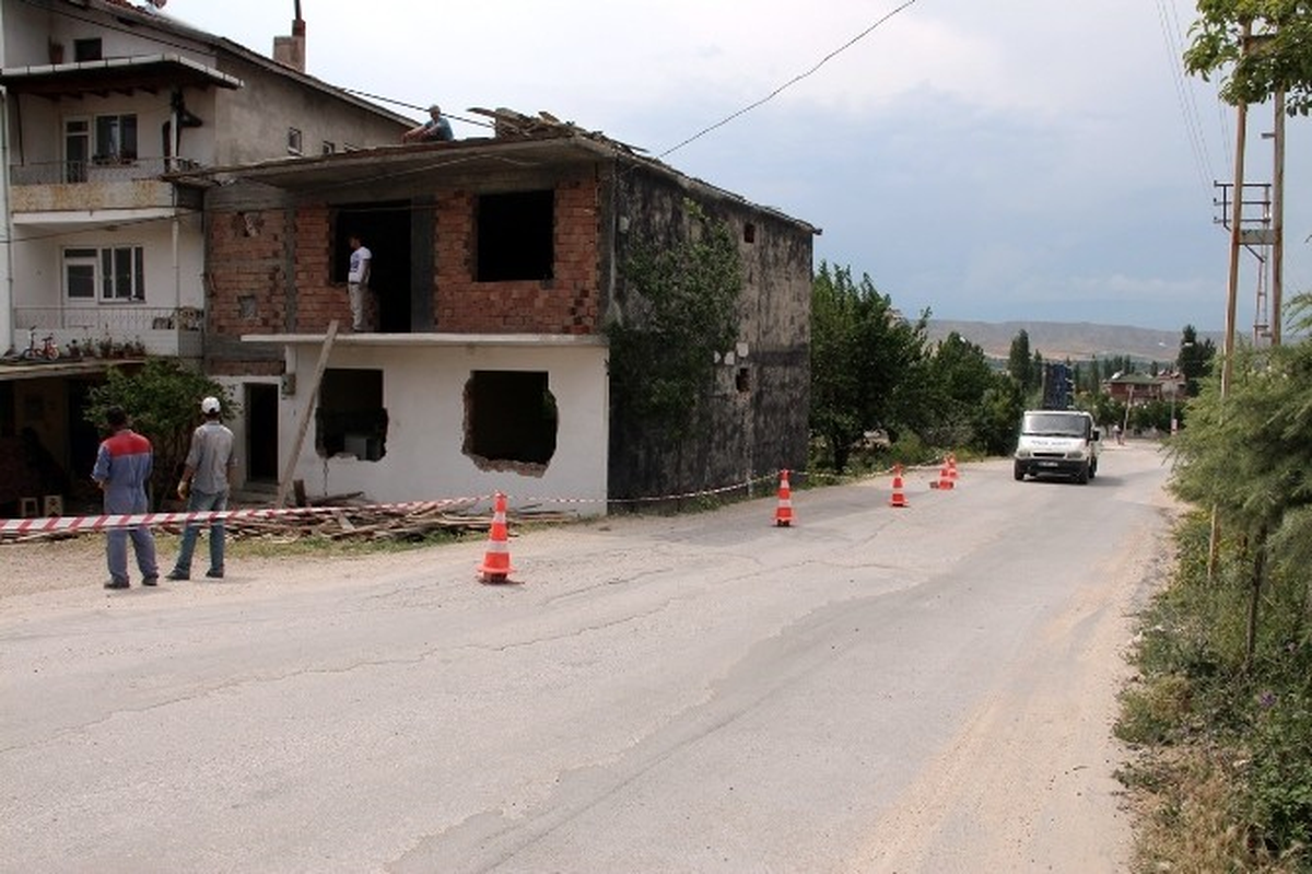 Suluova\'da Otogar Yolundaki Binalar Yıkılıyor