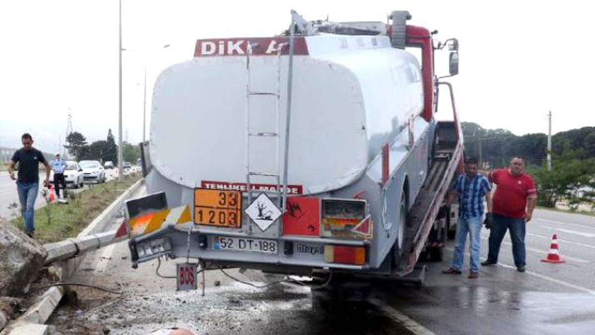 Tanker ile Aydınlatma Direğine Çarptı