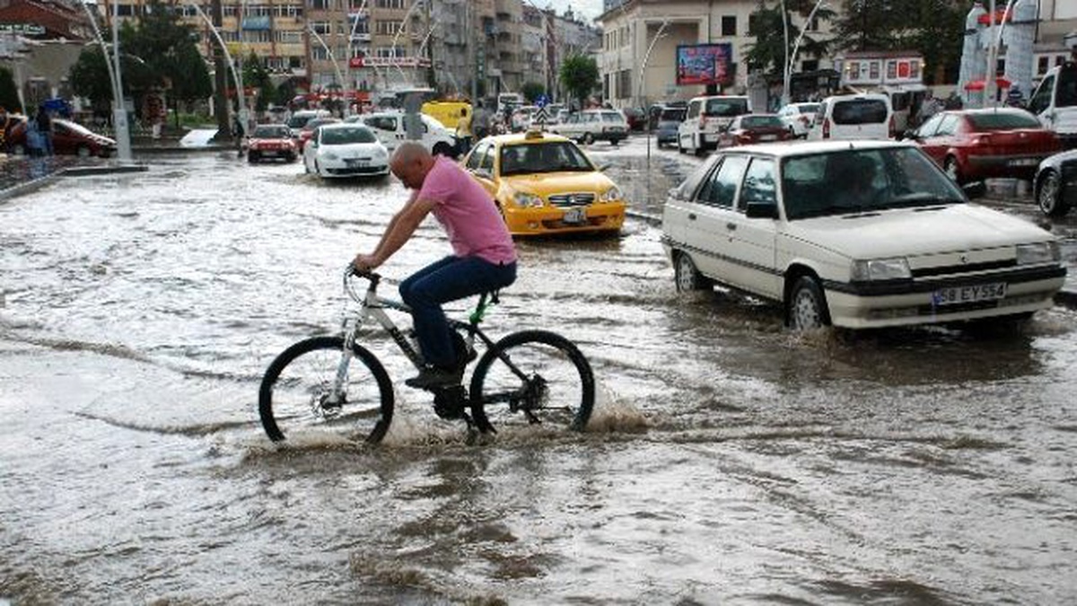 Tokat\'ta Güneşli Hava Yerini Yağmura Bıraktı