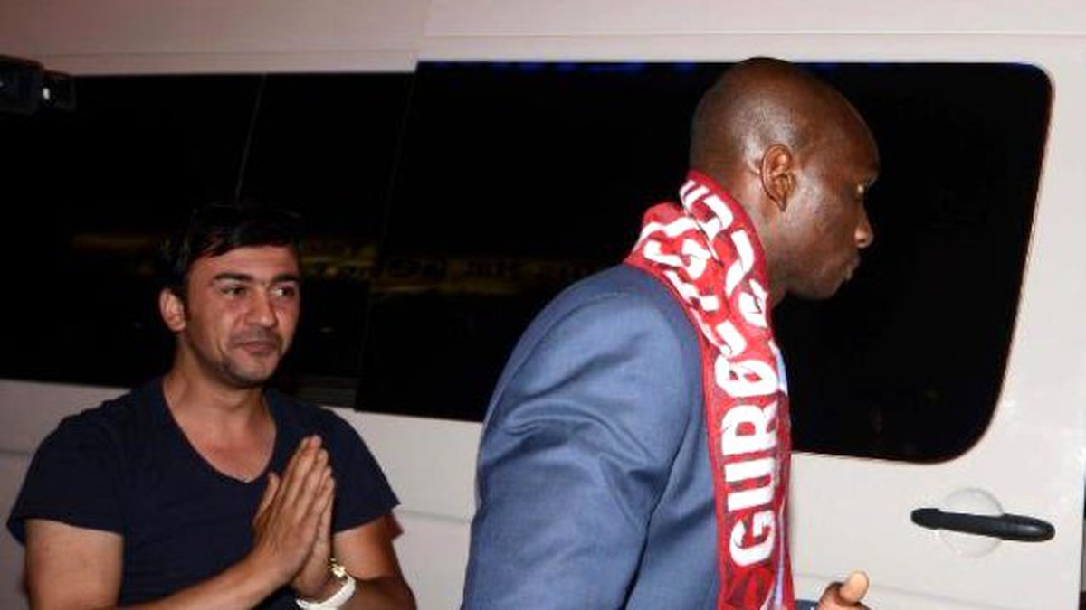 Trabzonspor\'un Yeni Transferi M\'bia Trabzon\'a Geldi