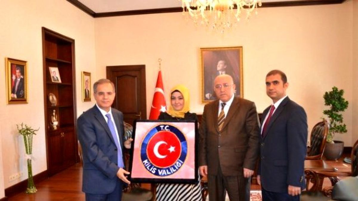 Vali Tapsız\'a Göz Nuru ile İşlenmiş Kilis Valiliği Logosu Takdim Edildi
