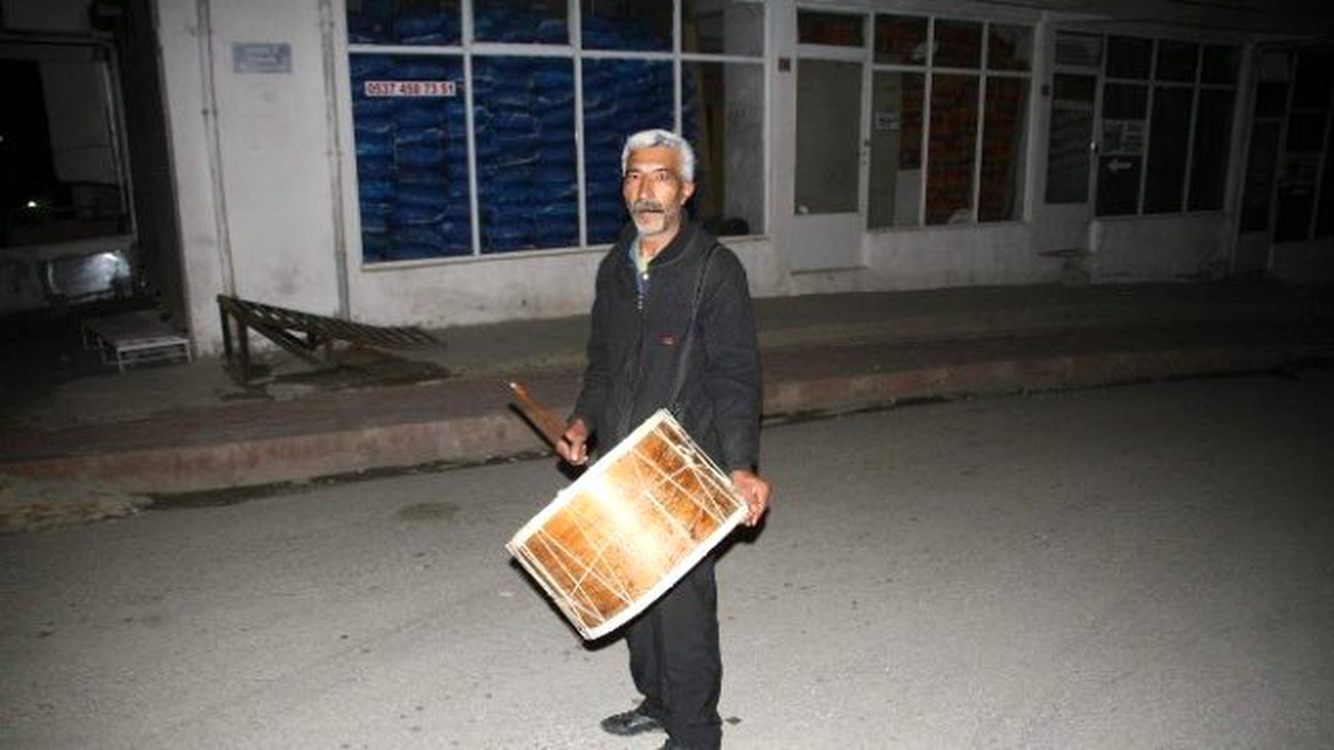 Yozgat\'ta Vatandaşlar Sahura Davul Sesi ile Uyanıyor