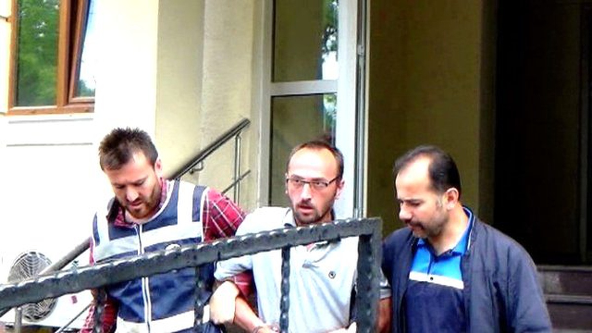 Adliyeye Götürülen Dolandırıcı Gazetecileri Görünce Polislere Kızdı