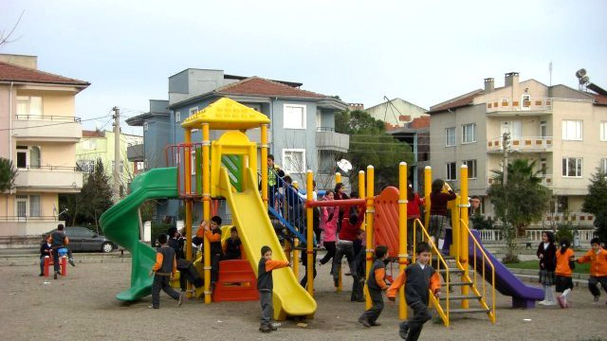 Akseki\'de Mahallelere Çocuk Parkı