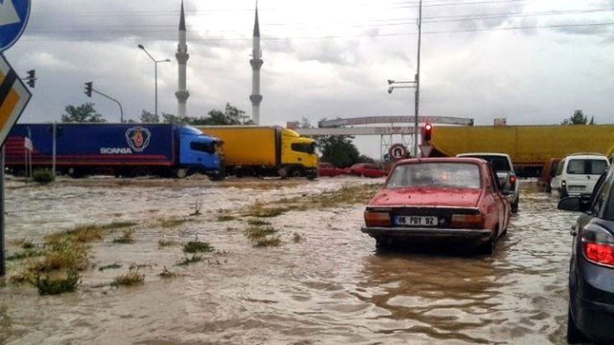 Ankara\'da Selde 2 Kişi Alt Geçitteki Araçta Mahsur Kaldı