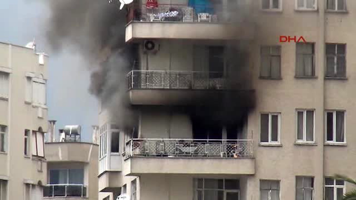 Antalya\'da Evinin Yanışını Gözyaşlarıyla İzledi