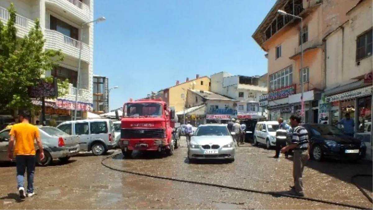 Malazgirt\'te Cadde ve Sokaklar Yıkandı