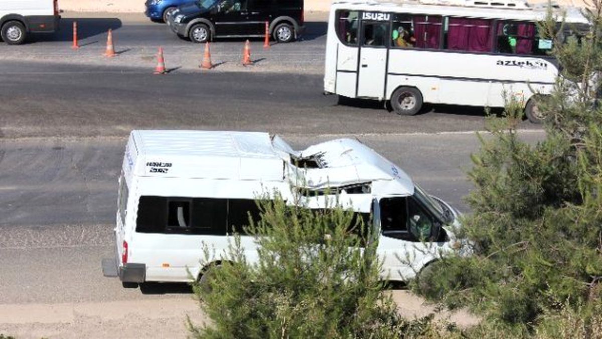 Aydınlatma Direği Minibüsün Üzerine Devrildi