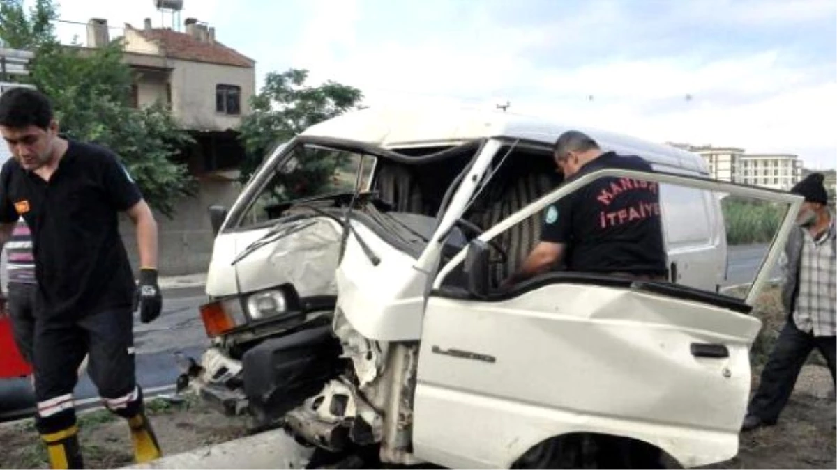Aydınlatma Direğine Çarpan Minibüsün Sürücüsü Yaralandı