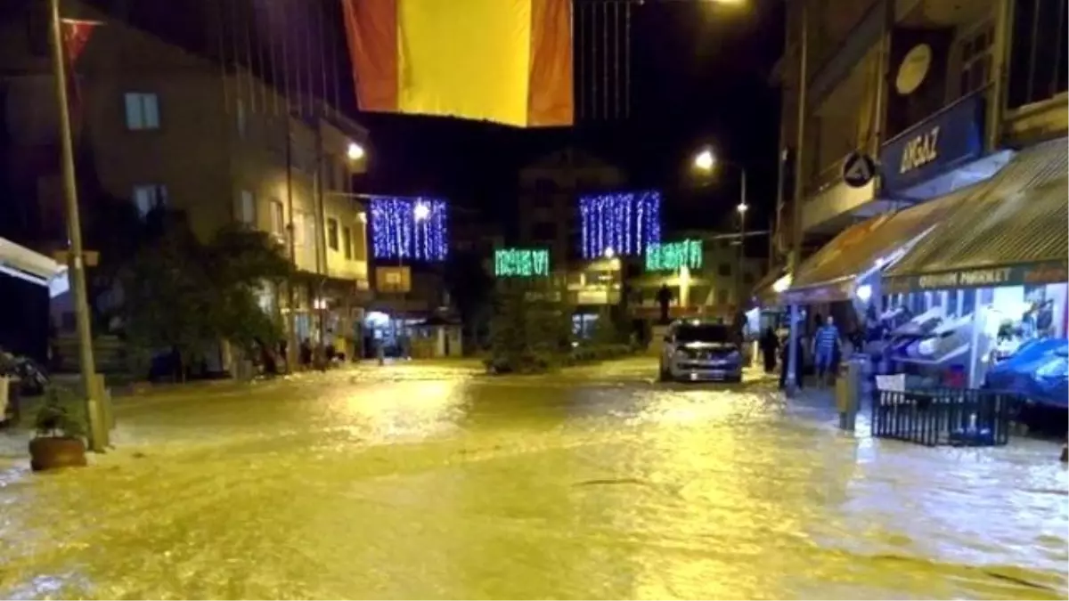 Bartın\'da İşyerlerini Su Bastı, Alt ve Üst Yapı Hasar Gördü