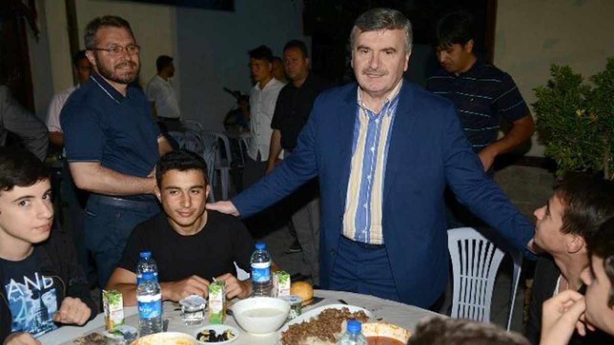 Başkan Akyürek İlk İftarını Öğrencilerle Açtı
