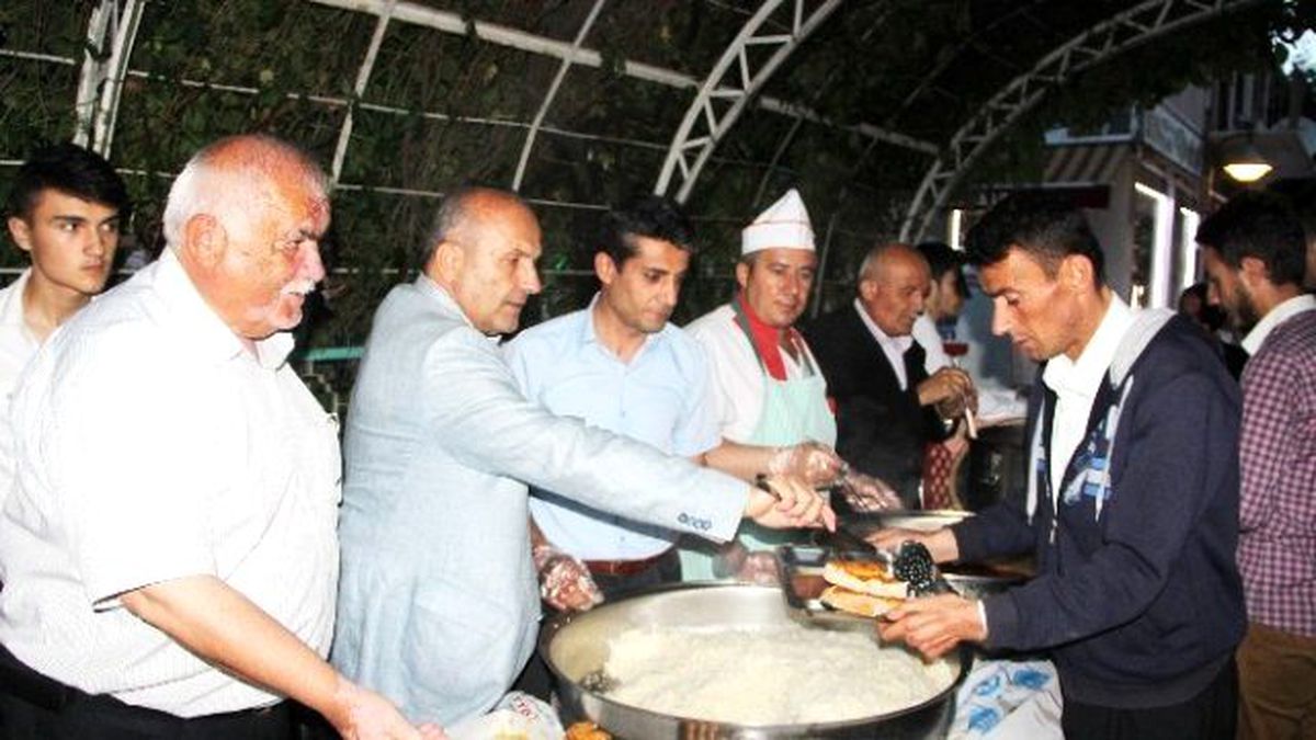 Taşköprü Belediye Başkanı Arslan, İlk İftarını Vatandaşlarla Açtı