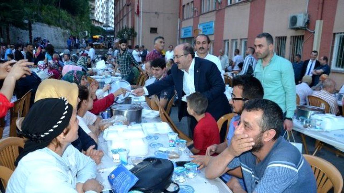 Başkan Gümrükçüoğlu İlk İftarını Yeşiltepeli Vatandaşlarla Birlikte Açtı
