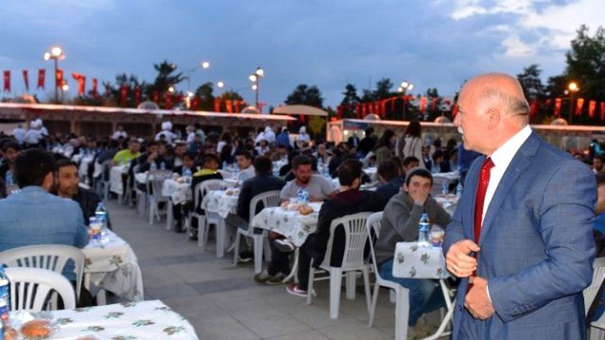 Başkan Sekmen İlk Orucunu İftar Çadırında Vatandaşlarla Açtı