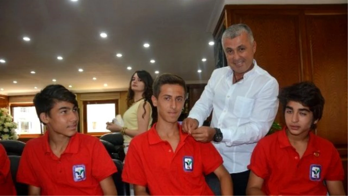 Başkan Sözen, Genç Futbolculara Cumhuriyet Altını Hediye Etti