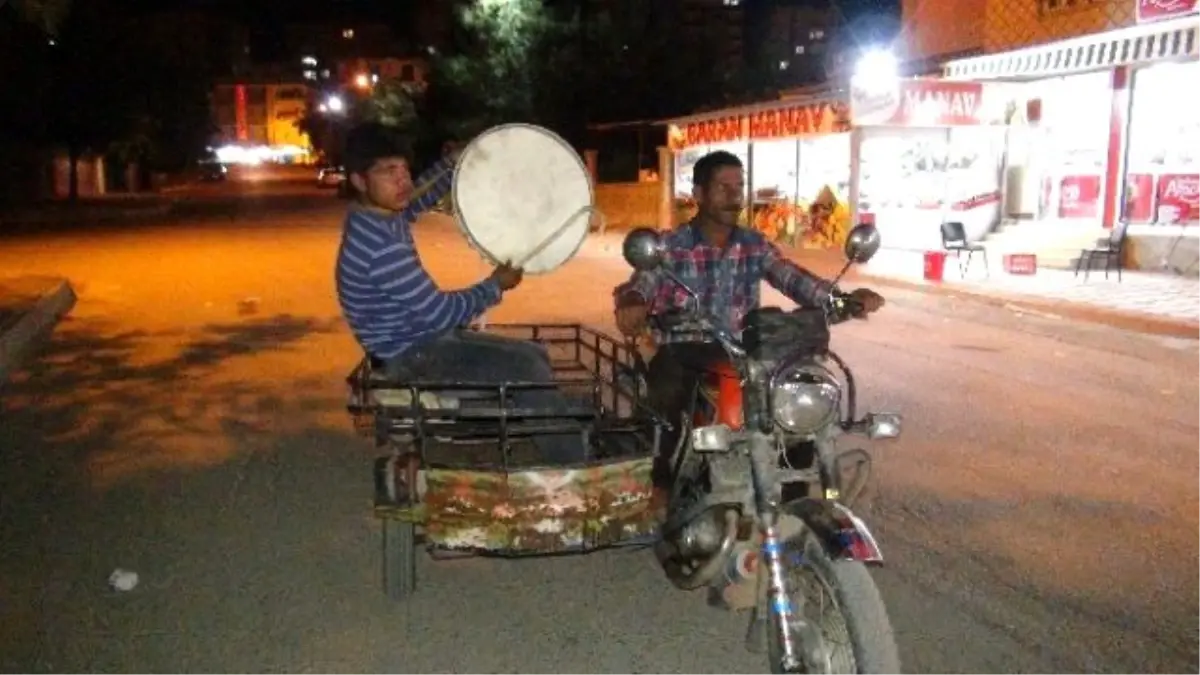 Batman\'da Motorlu Ramazan Davulcuları İş Başında