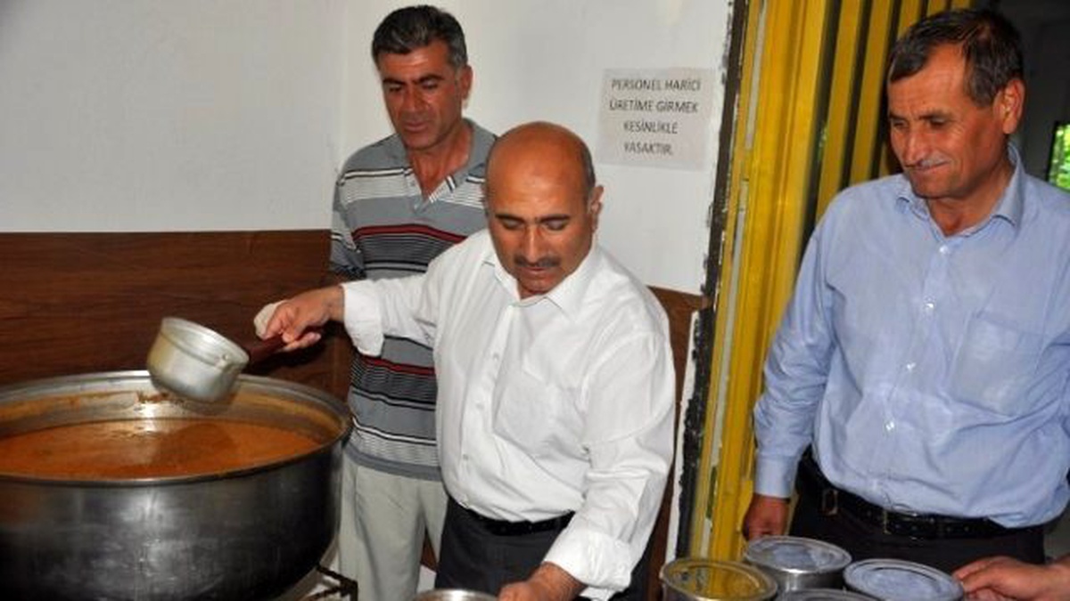 Bayat Belediyesi\'nden 350 Aileye Sıcak Yemek