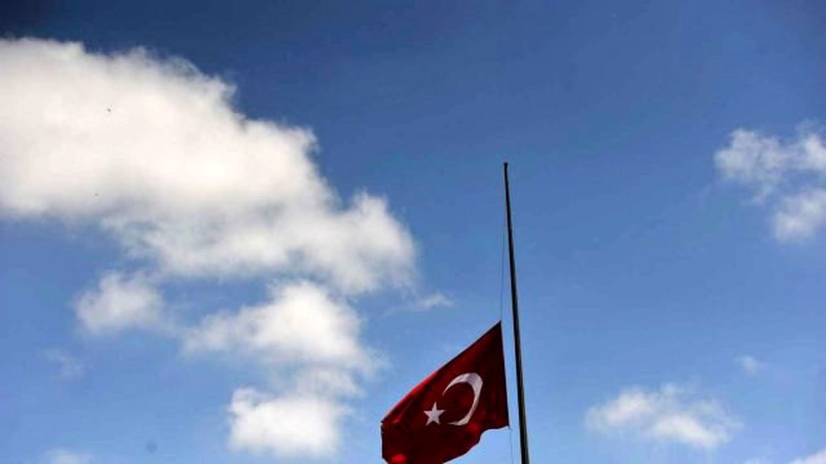 Bayraklar Kocaeli\'de de Yarıya İndi