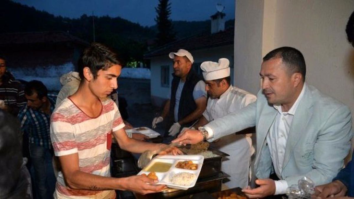 Belediye İlk İftar Yemeğini Felaket Bölgesinde Verdi