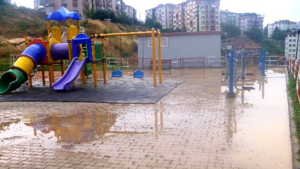 Bilecik\'te Şiddetli Yağış Sonrası Parkı Sel Aldı