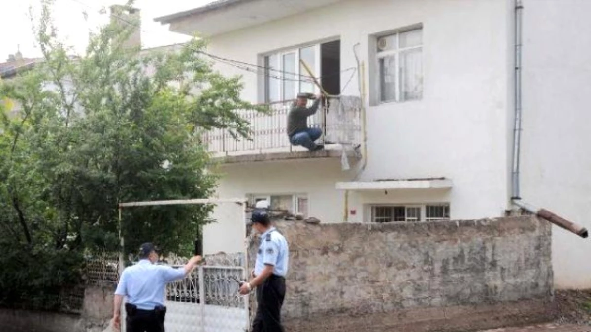 Birinci Kat Balkonundan İntihara Kalkıştı, Polis Engelledi