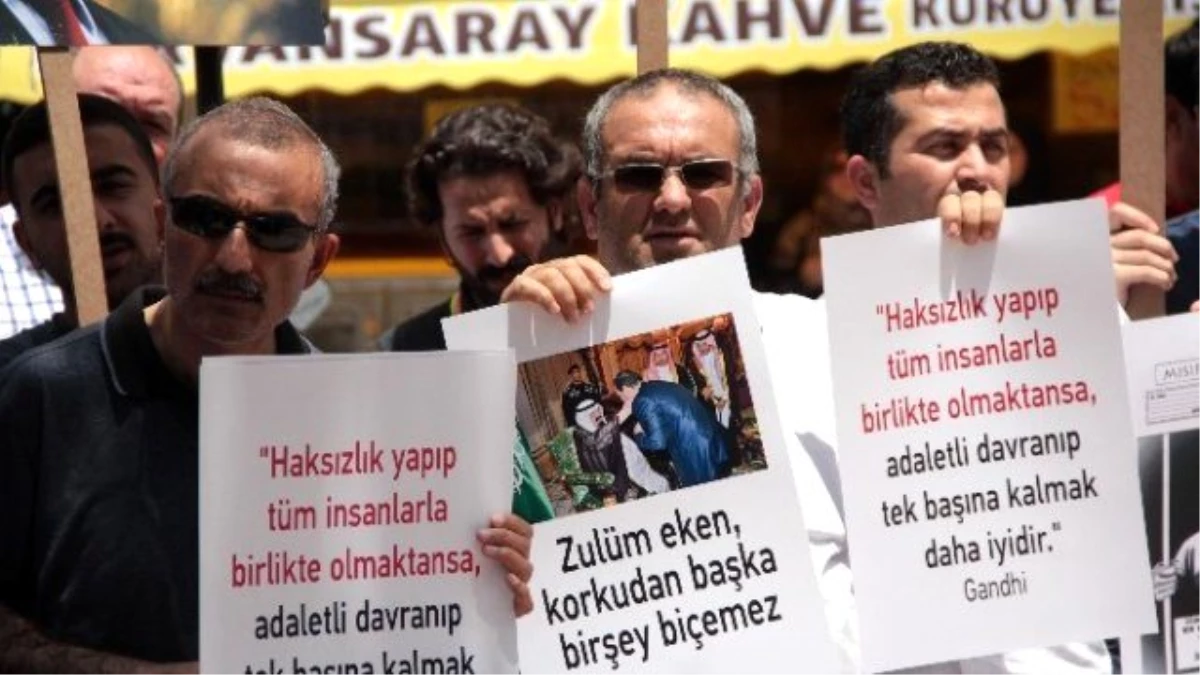 Adana\'da Cuma Namazı Çıkışı Mursi Eylemi