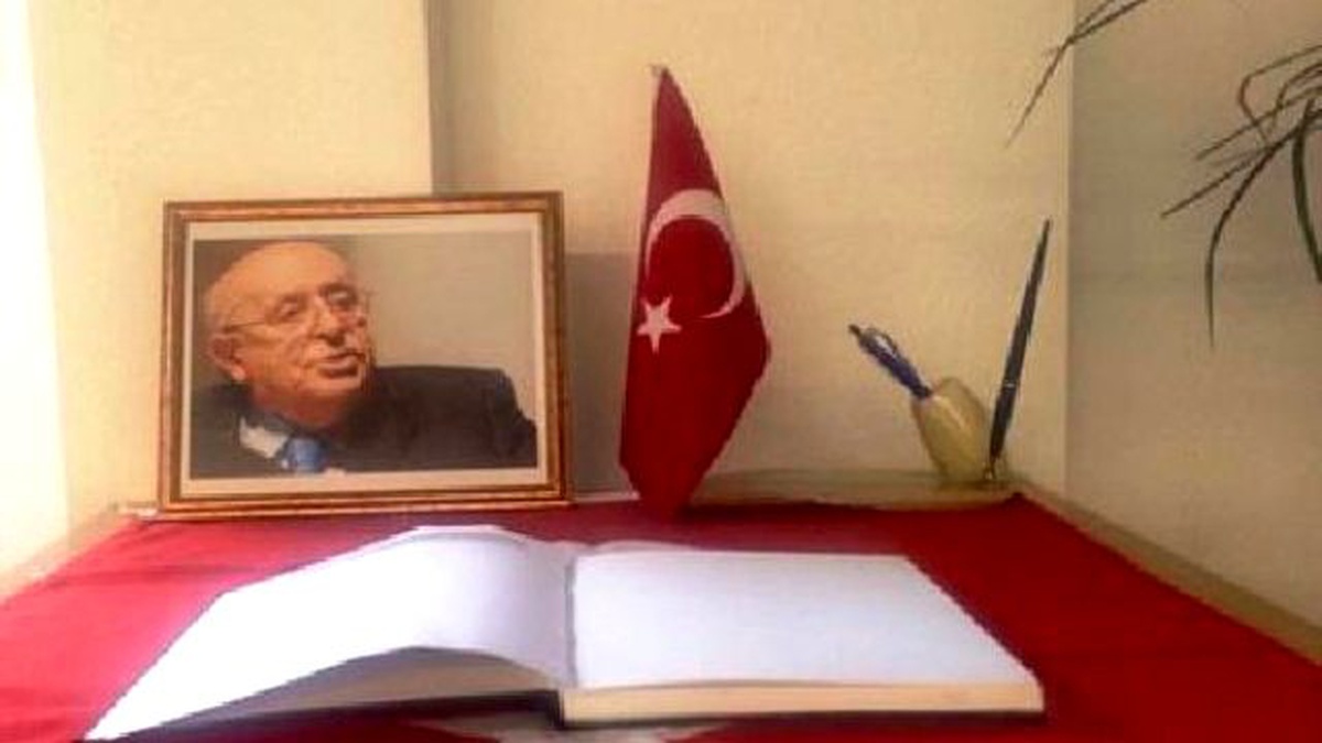 Demirel İçin Konsolosluklarda Taziye Defteri Açıldı