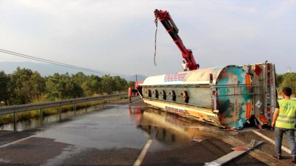 İzmir\'de Devrilen Tankerden 13 Ton Mazot Yola Aktı