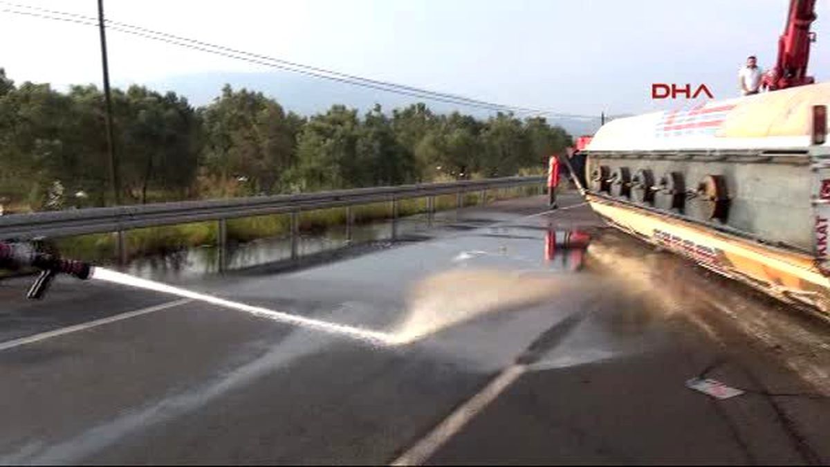 Devrilen Tankerden 13 Ton Mazot Yola Döküldü