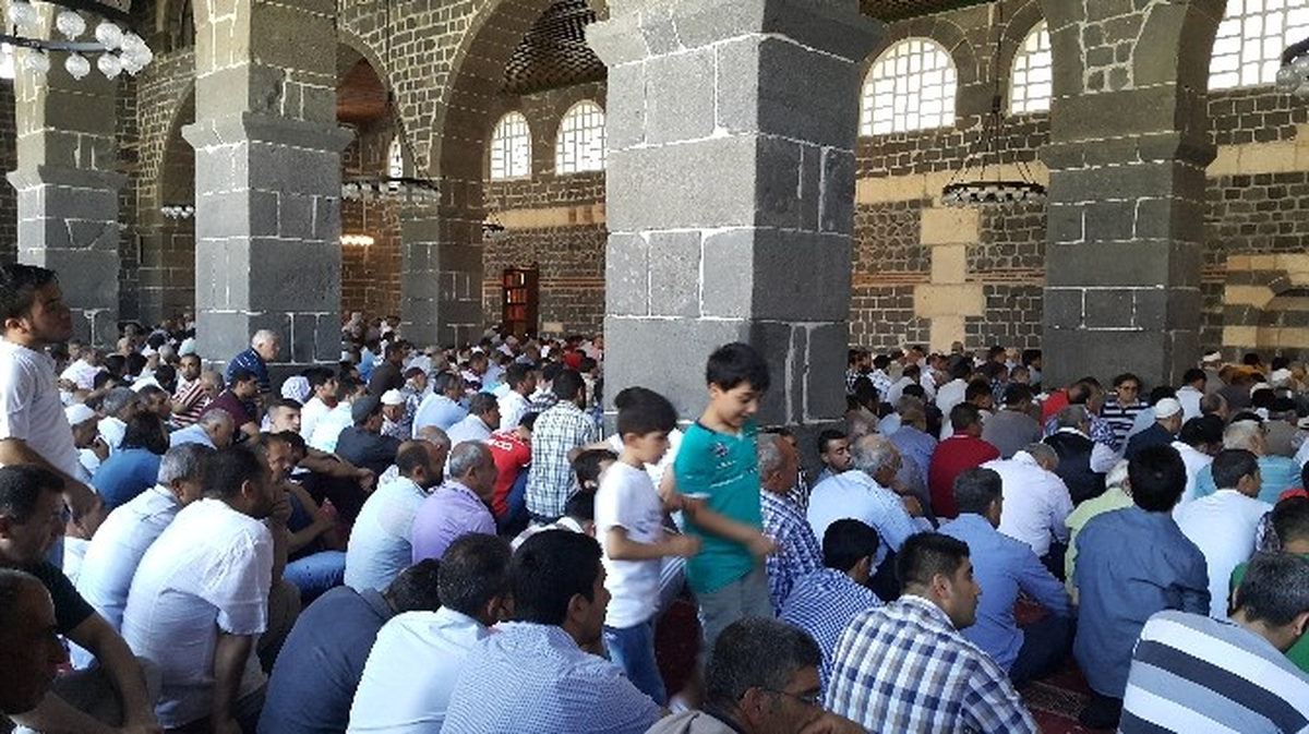 Diyarbakır\'da Vatandaşlar Camilere Akın Etti